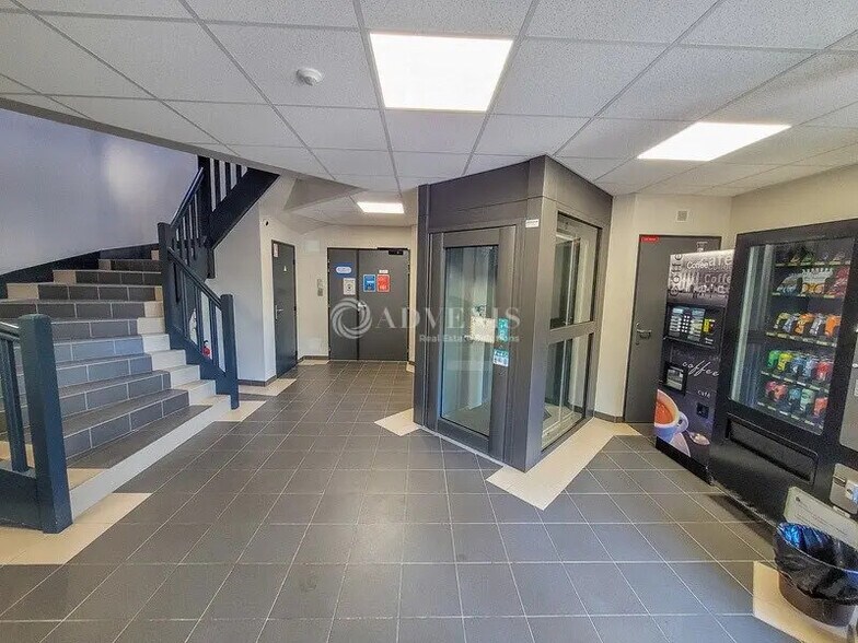 Office in SAINT-OUEN-L'AUMONE for lease - Building Photo - Image 3 of 11