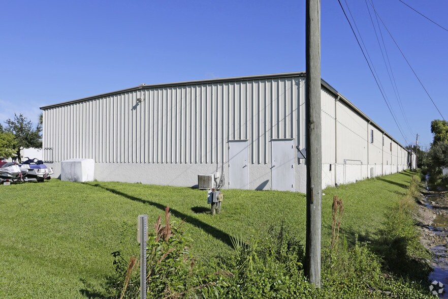 2301 Bruner Ln, Fort Myers, FL for lease - Building Photo - Image 2 of 3