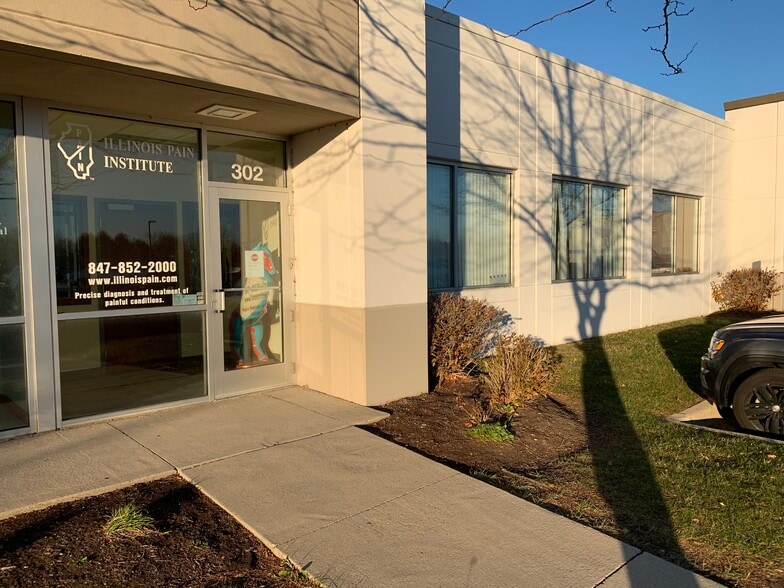 22285 N Pepper Rd, Lake Barrington, IL 60010