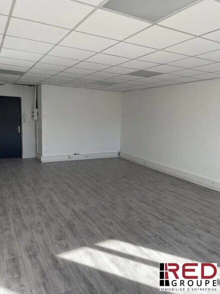 Office in Meyreuil for lease - Building Photo - Image 3 of 5