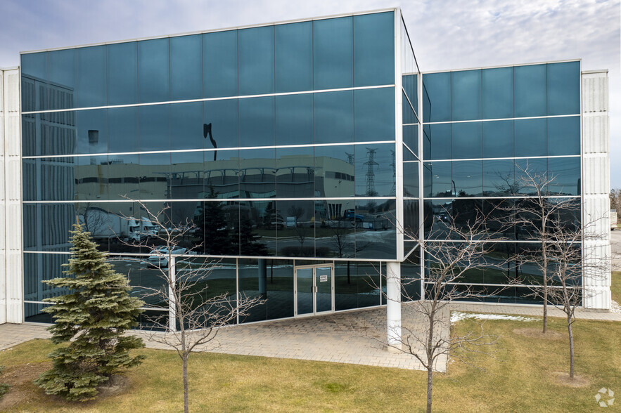 815 Intermodal Dr, Brampton, ON for lease - Building Photo - Image 3 of 5