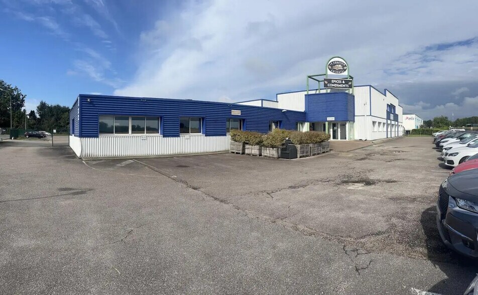Industrial in Isneauville for lease - Building Photo - Image 2 of 8