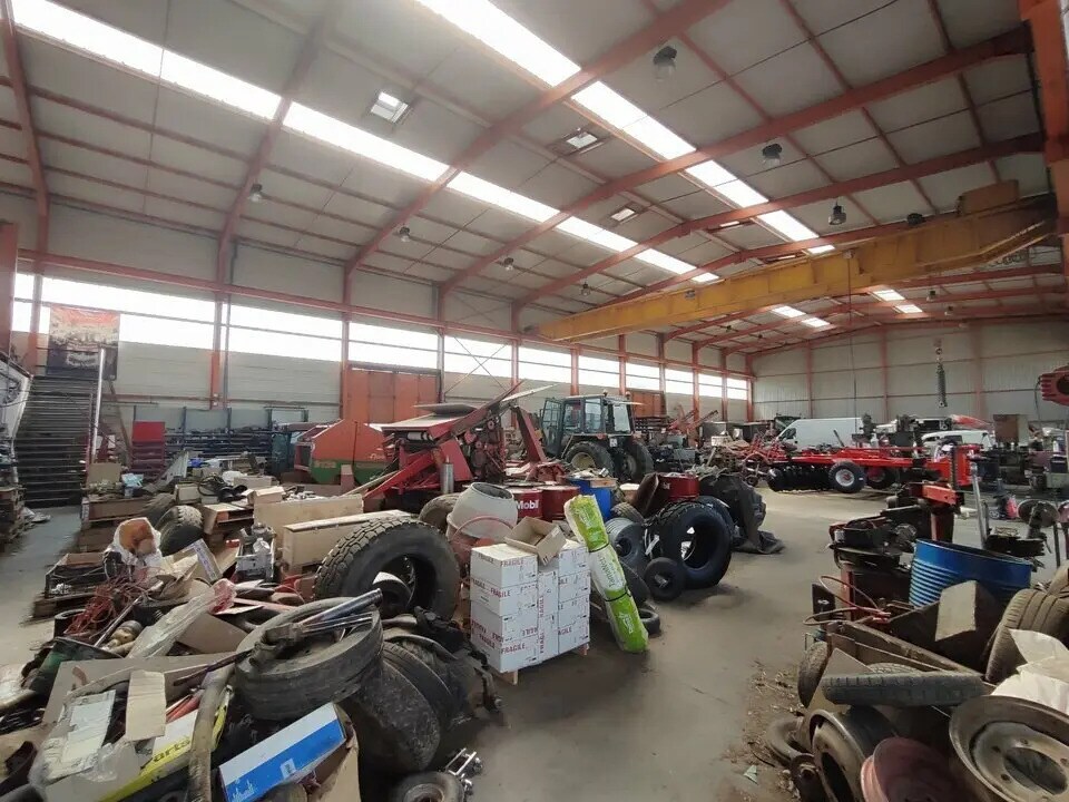 Flex in Villeneuve-de-Marc for lease Interior Photo- Image 1 of 5