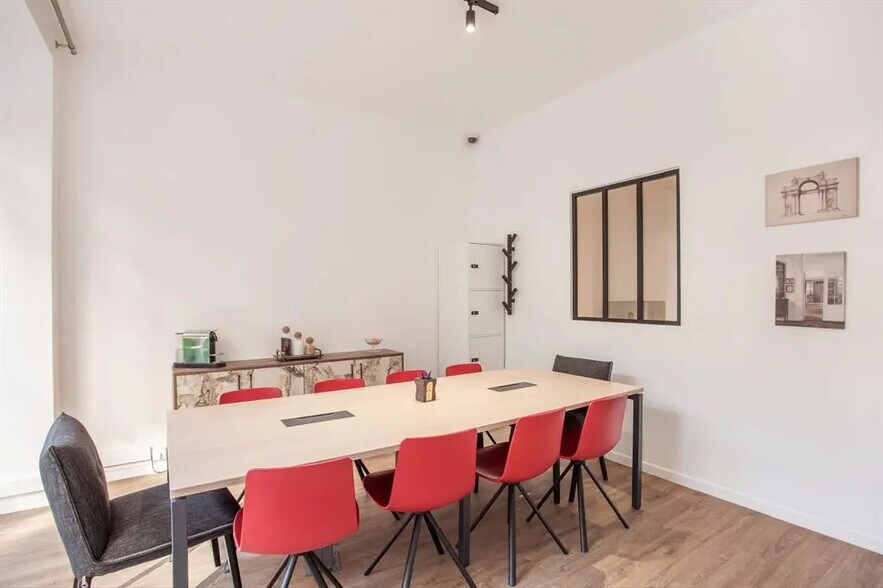 Retail in Paris for lease - Building Photo - Image 2 of 5