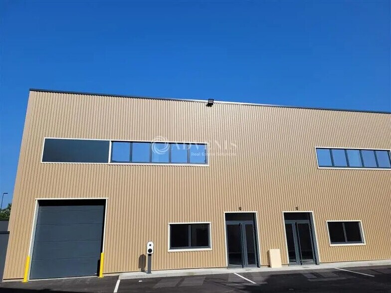 Flex in Carquefou for lease - Building Photo - Image 1 of 8