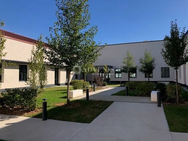 Office in Vénissieux for lease - Building Photo - Image 2 of 5