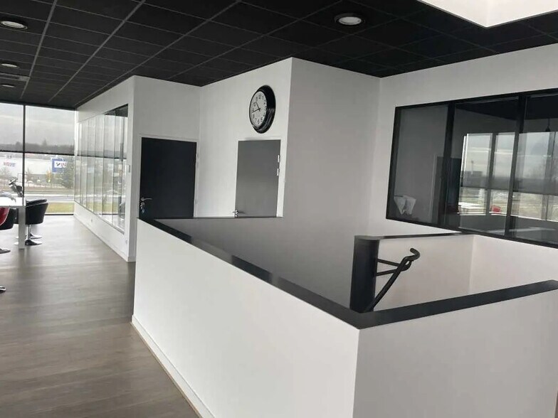 Flex in Beauvais for lease - Interior Photo - Image 1 of 1