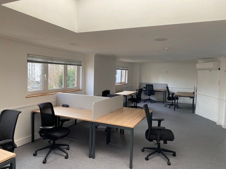 339 High St, London for lease - Interior Photo - Image 3 of 9