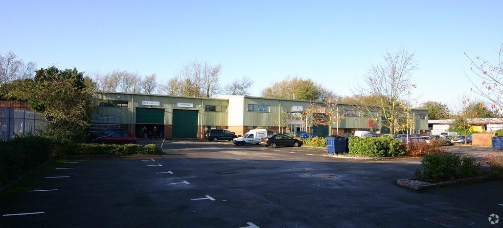 Primrose Hl, Kings Langley for sale - Building Photo - Image 1 of 5
