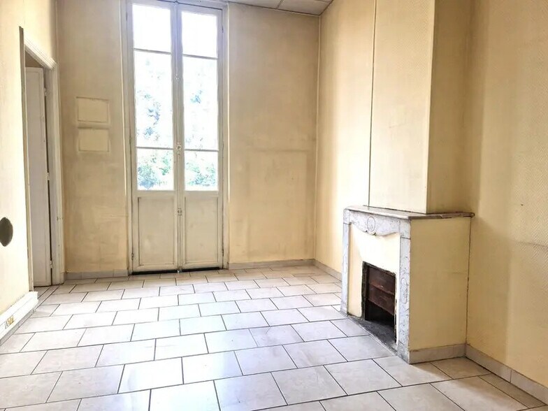 Office in Drap for lease - Building Photo - Image 3 of 7