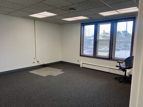 11-21 N Skokie Hwy, Lake Bluff, IL for lease Interior Photo- Image 1 of 3