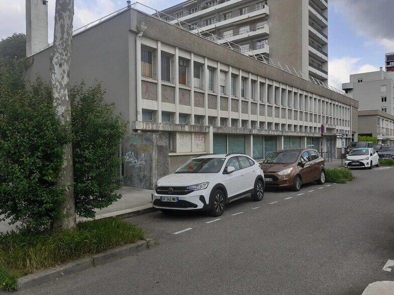 90 Cours De La Libération Et Du Général De Gaulle, Grenoble for sale - Building Photo - Image 1 of 4