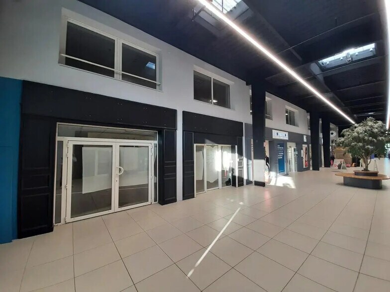 Retail in Poitiers for lease - Interior Photo - Image 1 of 1