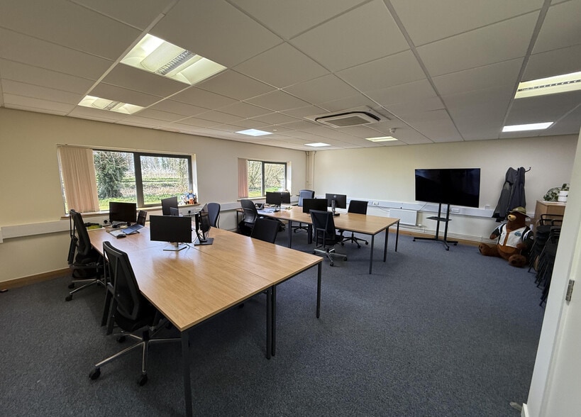 Sperry Way, Stonehouse for lease - Interior Photo - Image 3 of 11