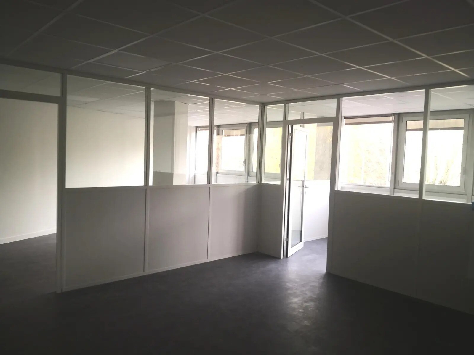 Industrial in Sceaux for lease Interior Photo- Image 1 of 8