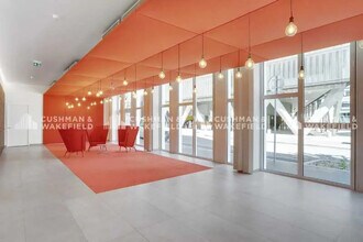 4 Rue Maurice Moissonnier, Vaulx-en-Velin for lease Interior Photo- Image 2 of 11