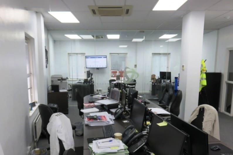 4 Spring Villa Rd, Edgware for lease - Interior Photo - Image 2 of 3