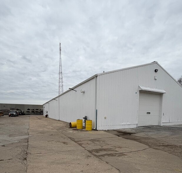 845 E Jackson St, Belvidere, IL for lease - Building Photo - Image 2 of 10