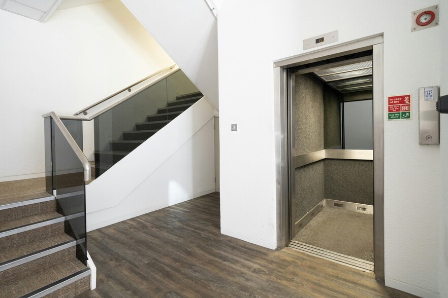 Union St, Kingston Upon Thames for lease - Building Photo - Image 3 of 7