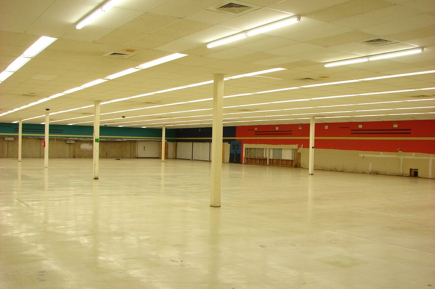 404 W Main St, Uvalde, TX for sale - Interior Photo - Image 1 of 1