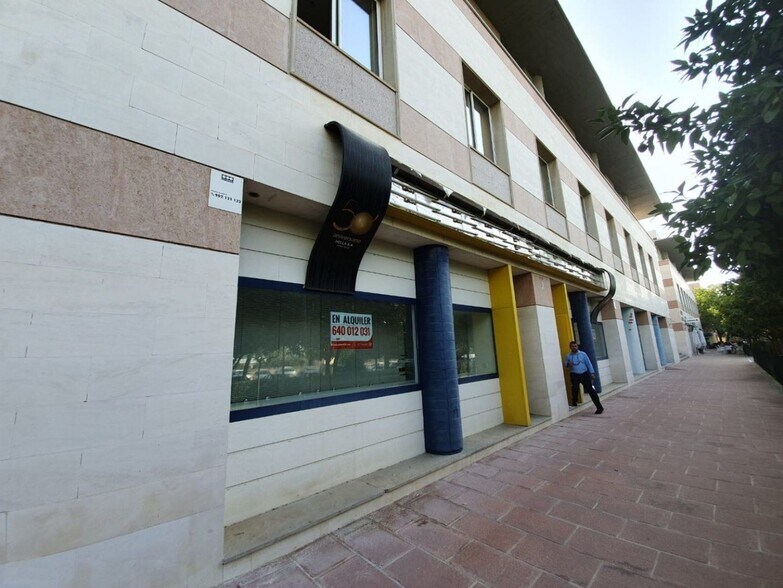 Retail in SEVILLA for lease - Building Photo - Image 1 of 11
