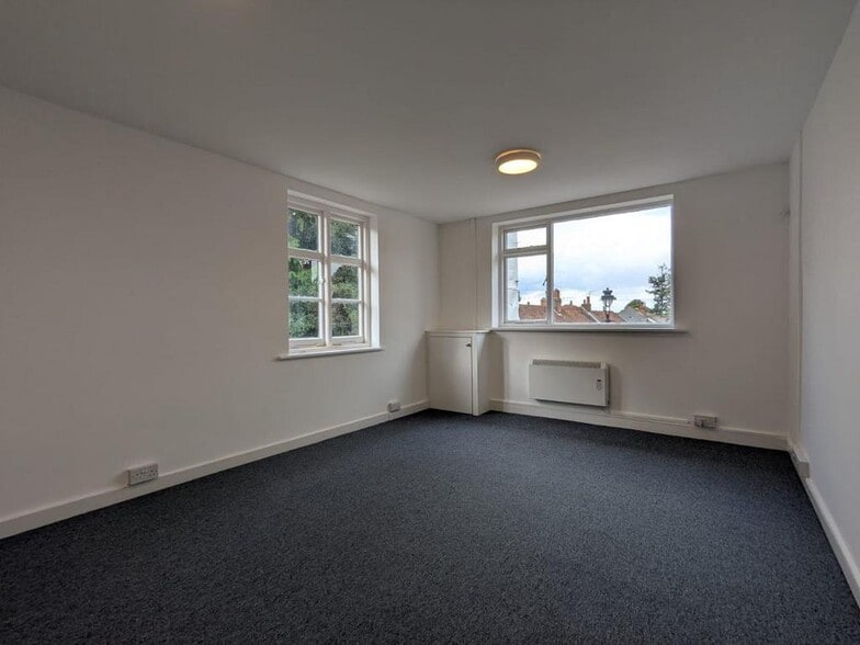 35 High St, Leatherhead for lease - Building Photo - Image 3 of 4