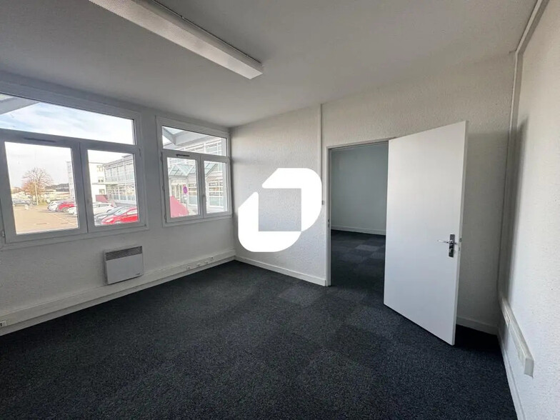Office in Entzheim for lease - Building Photo - Image 3 of 16
