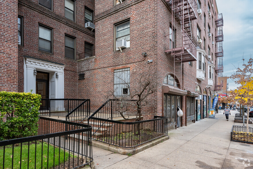 7320 Austin St, Flushing, NY for lease - Building Photo - Image 3 of 5