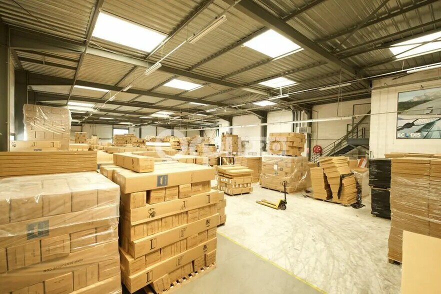 Office in Chaponnay for lease - Building Photo - Image 1 of 16