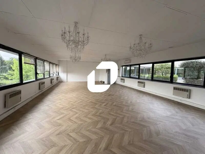 Office in Plaisir for lease Interior Photo- Image 1 of 18