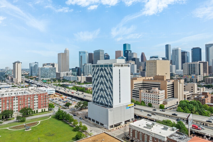 2000 Crawford St, Houston, TX for sale - Building Photo - Image 2 of 33