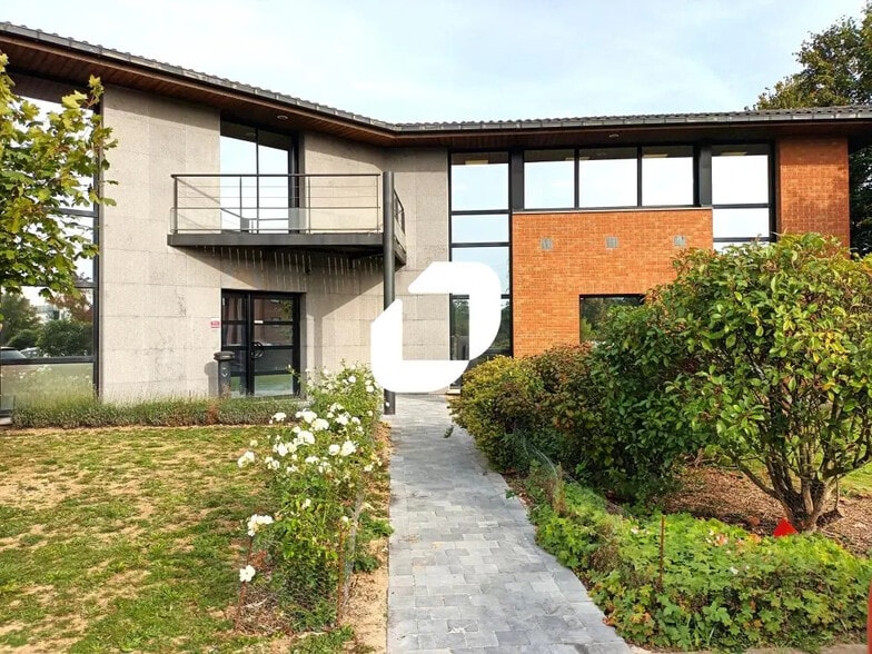 Office in Lezennes for lease - Building Photo - Image 1 of 7