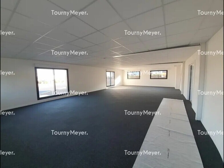 Office in Larmor-Plage for lease - Building Photo - Image 2 of 4