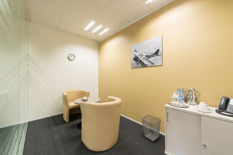 1 Rue Du Commandant Mouchotte, Paray-Vieille-Poste for lease - Interior Photo - Image 3 of 20