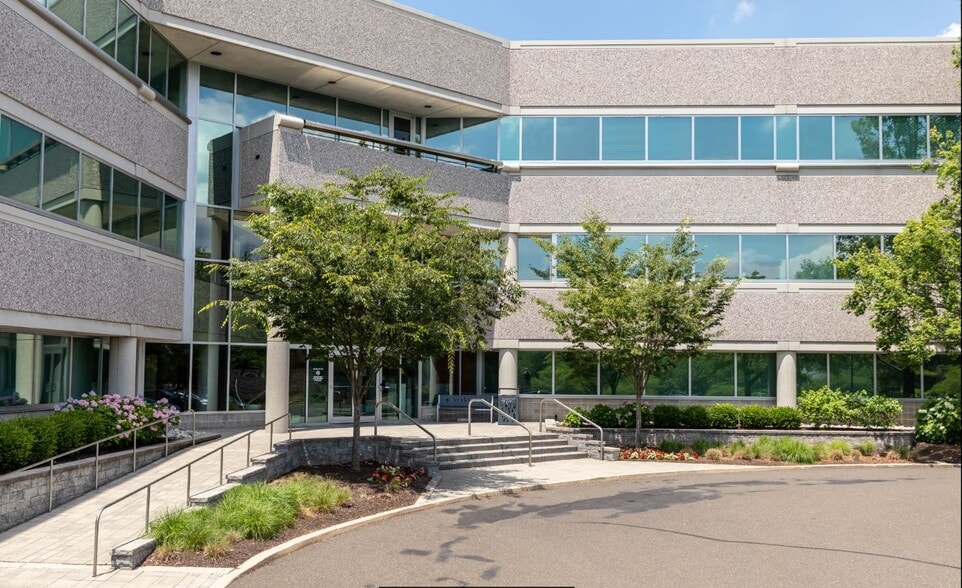 2 Walnut Grove Dr, Horsham Township, PA for lease - Building Photo - Image 3 of 12