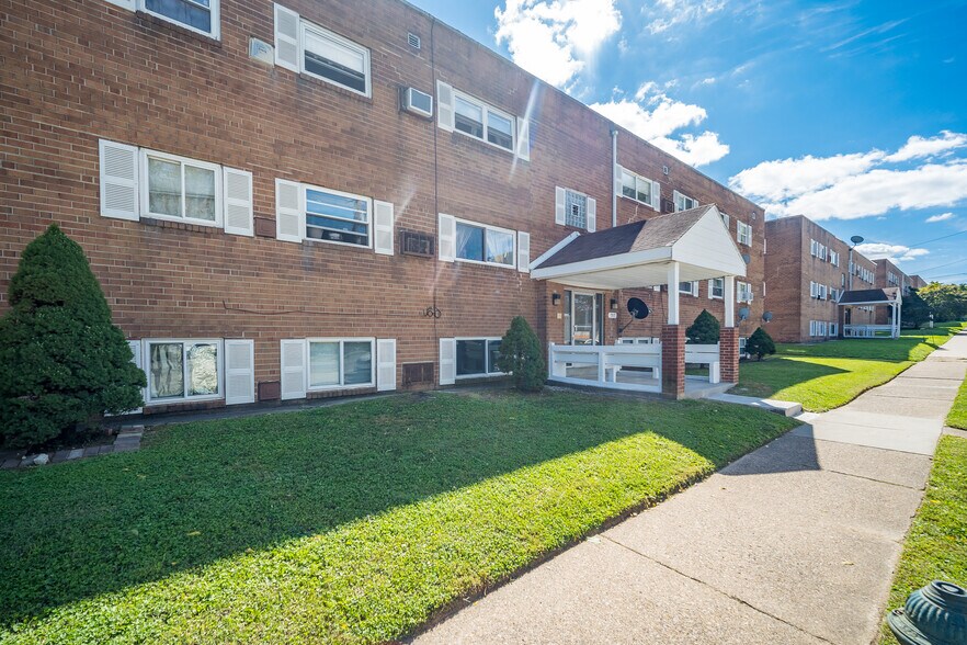 7917 Dungan Rd, Philadelphia, PA 19111