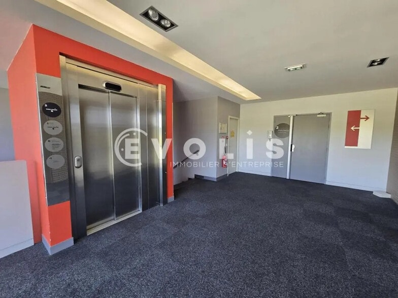 Office in Orsay for lease - Lobby - Image 2 of 9