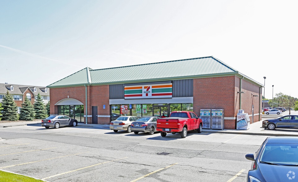 43030 Schoenherr Rd, Sterling Heights, MI for lease - Primary Photo - Image 1 of 1