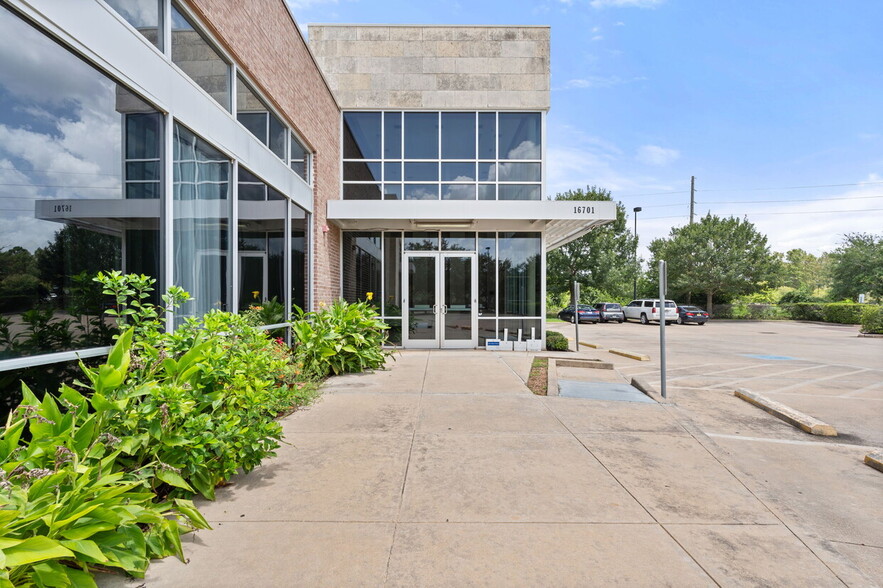 16701 Creek Bend Dr, Sugar Land, TX for lease - Building Photo - Image 3 of 10