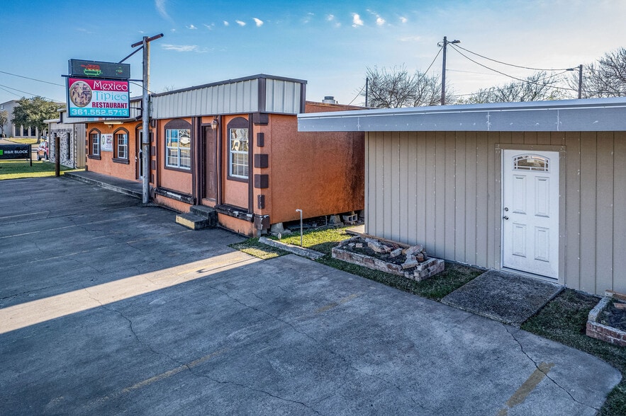 421 N Virginia St, Port Lavaca, TX for sale - Primary Photo - Image 1 of 29