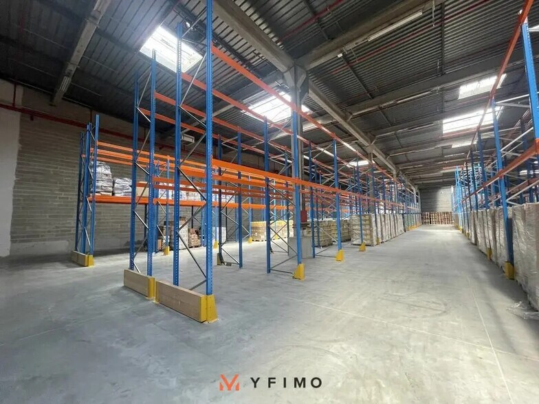 Flex in Épône for lease - Interior Photo - Image 3 of 4