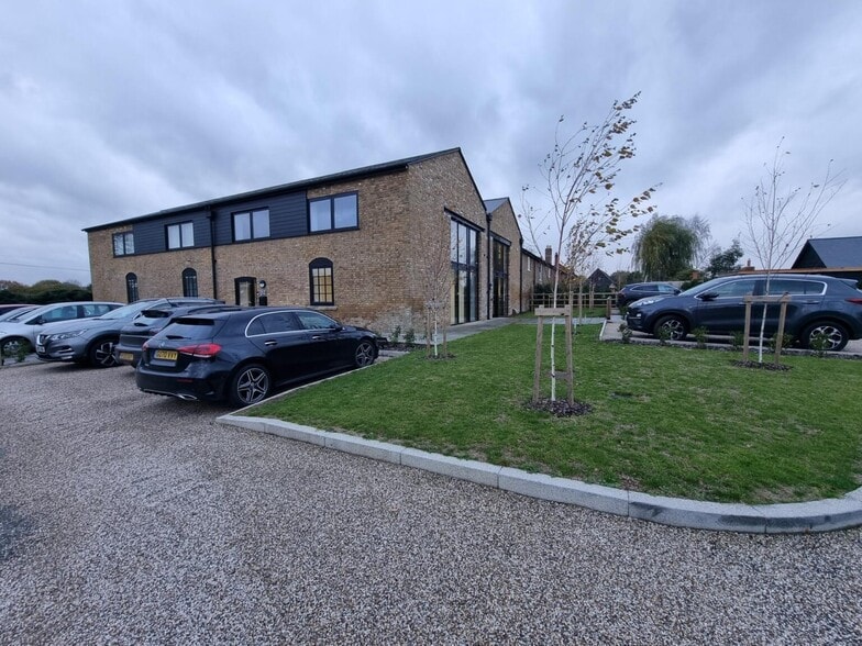 Labby Green close, Hertford for lease - Primary Photo - Image 1 of 8