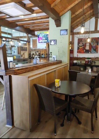 Retail in Alcalá de Henares, Madrid for lease - Interior Photo - Image 2 of 6