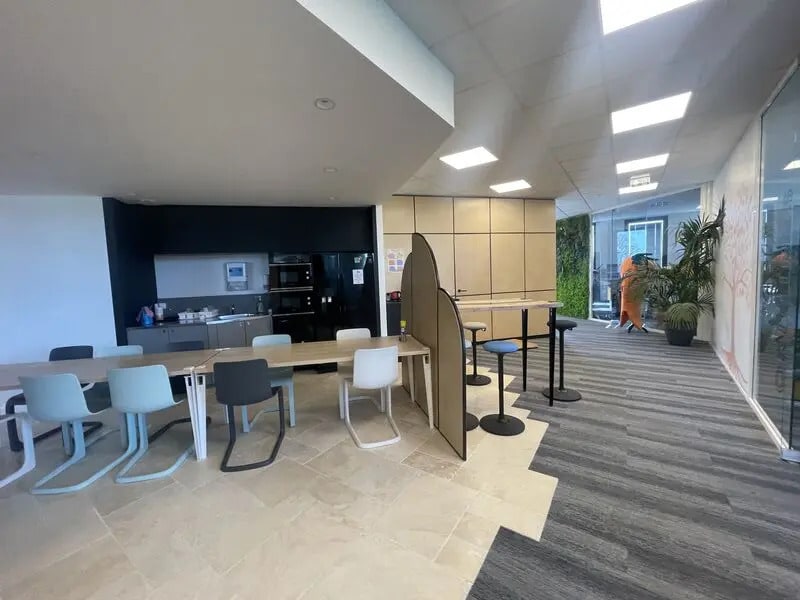 Office in Eysines for lease Interior Photo- Image 1 of 11