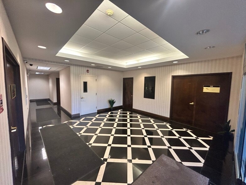 560 Broadhollow Rd, Melville, NY for lease - Interior Photo - Image 2 of 3