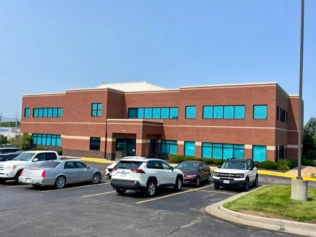 9401 N Oak Tfwy, Kansas City, MO for lease - Building Photo - Image 1 of 1