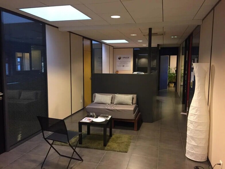 Office in Messimy for lease - Interior Photo - Image 1 of 5