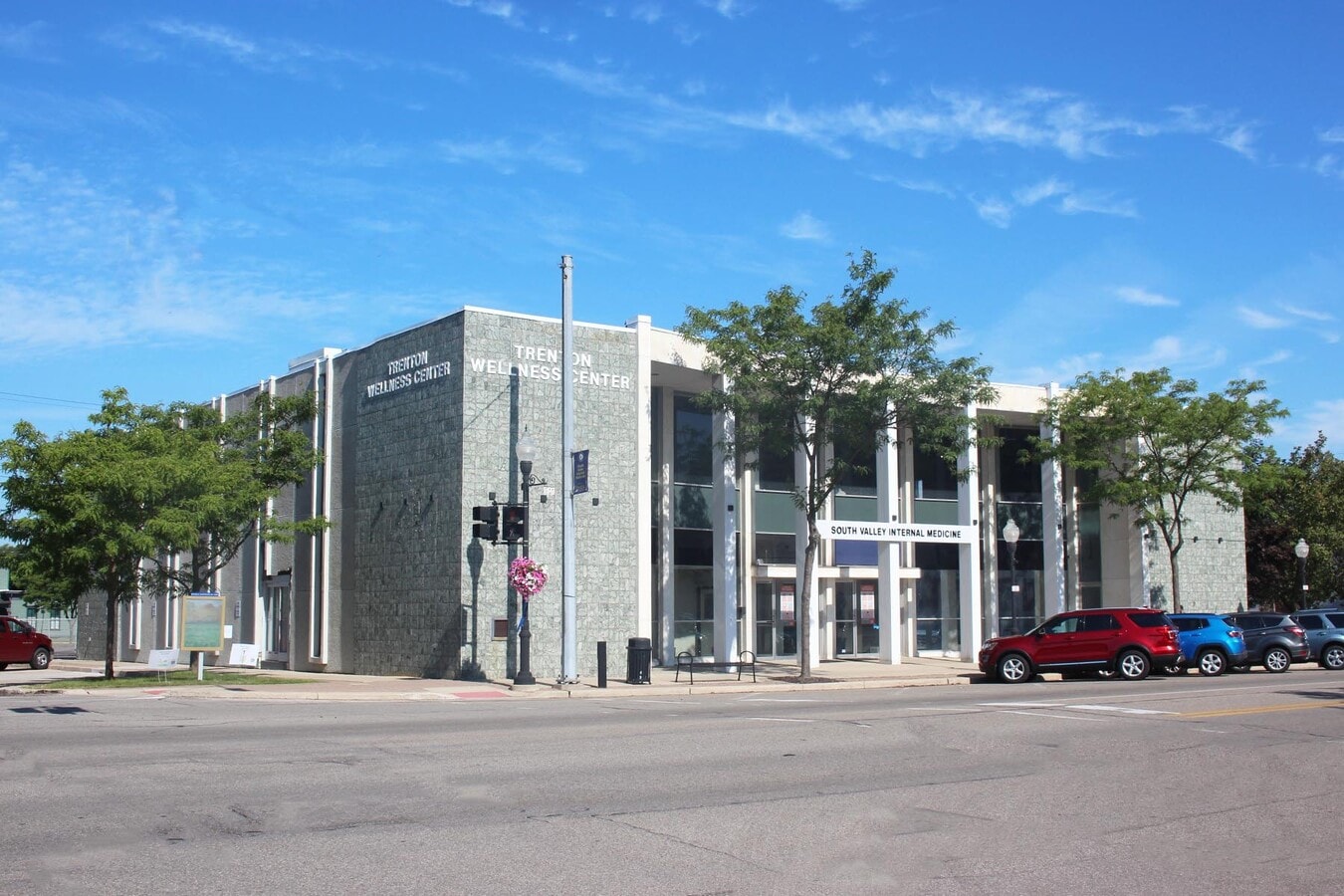 2674 W Jefferson Ave, Trenton, MI 48183