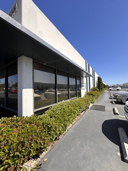 3334 W Harvard St, Santa Ana, CA for lease - Building Photo - Image 3 of 3