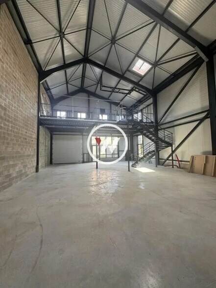 Flex in Groslay for lease - Interior Photo - Image 1 of 5